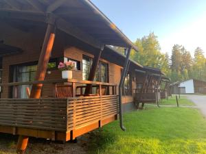 eine Reihe von Cottages liegen im Gras in der Unterkunft Imatra Spa & Golf Villa2 in Imatra