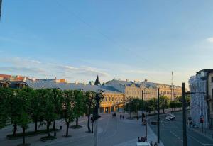 una strada in una città con edifici e alberi di Three bedroom with two terraces for 7people+baby a Kaunas