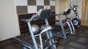 The fitness centre and/or fitness facilities at Hotel Parami