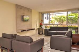 a living room with two couches and a tv at Lagoa Mar Inn - Estacionamento e duas crianças de até 10 anos Será Free in Maceió