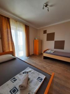 Posteľ alebo postele v izbe v ubytovaní Lana 2