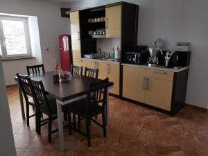Kuchyň nebo kuchyňský kout v ubytování APARTMA VATOVEC