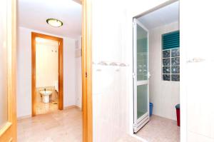 Ένα μπάνιο στο Welcoming apartment in La Vila Joiosa 65 m² with sea view +16 φωτογραφίες