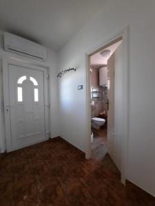 Habitación vacía con puerta y aseo en Lana 2 en Senj