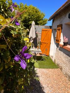 Κήπος έξω από το Top House Les Perles 3 des Châteaux