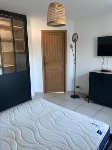 Uma TV ou centro de entretenimento em Locations Ile de Ré