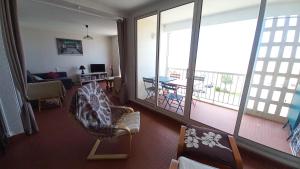Televízia a/alebo spoločenská miestnosť v ubytovaní LES FLOTS BLEUS - Appartement 2 chambres vue mer