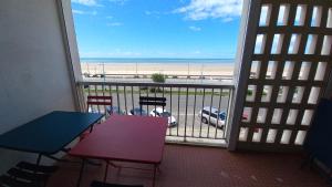 Balkón alebo terasa v ubytovaní LES FLOTS BLEUS - Appartement 2 chambres vue mer