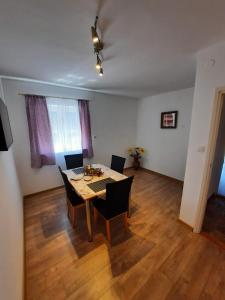 Televízia a/alebo spoločenská miestnosť v ubytovaní Lana 2 + 15 fotografií