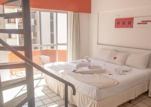 a bedroom with a bed with a ladder and a window at Lagoa Mar Inn - Estacionamento e duas crianças de até 10 anos Será Free in Maceió +52 photos