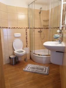 Et badeværelse på Apartament w Rezydencji Bursztyn + 13 billeder