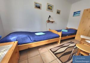 a bedroom with two twin beds in a room at Friesenhain Ferienwohnungen in Sankt Peter-Ording