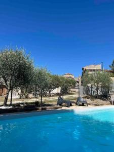 een zwembad met twee olifanten in een park bij DOMAINE MARY'S in Barjac