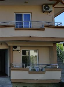 un edificio con balcón con 2 sillas en Apartments BEA, en Ulcinj