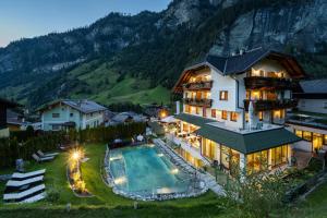 una vista aerea di un hotel con piscina di Naturhotel Hüttenwirt im Grossarltal a Hüttschlag