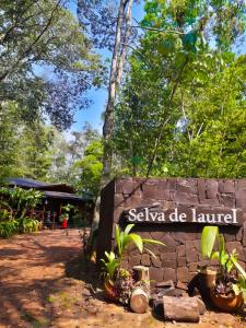 a sign for the sahuwa de laurel at a zoo at Selva de Laurel in Puerto Iguazú