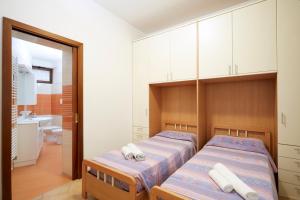 En eller flere senger på et rom på Collegio AMDG