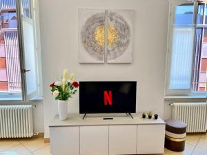A television and/or entertainment centre at Divina Luxury Apartment with Jacuzzi near the lake