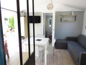 un salon avec un canapé et une table dans l'établissement Résidence avec piscine, chalet pour 6, à Saint-Hilaire-de-Riez