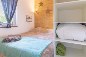 Ένα ή περισσότερα κρεβάτια σε δωμάτιο στο Le cocon ideal pour six personnes avec vue sur les montagnes