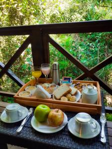 a table with a tray of food and glasses of wine at Selva de Laurel in Puerto Iguazú