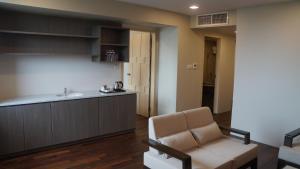 A kitchen or kitchenette at Hotel Parami