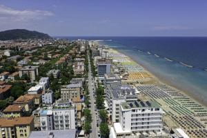 vistas aéreas a la playa y a los edificios en Amadei Hotel Figaro & Apartments, en Pesaro
