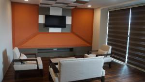 A television and/or entertainment centre at Hotel Parami