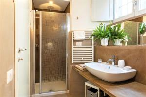 a bathroom with a sink and a shower at Loft Orvieto Centro Storico, Wi-Fi e Netflix vicino Pozzo della Cava,"Carvajal Rooms" in Orvieto