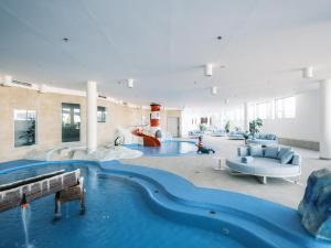 Bazén v ubytování Falkensteiner Family Hotel Diadora nebo v jeho okolí