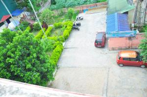 Taman di luar Vishnu Regency