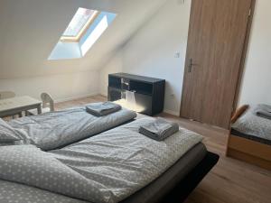 Un pat sau paturi într-o cameră la Loft Pihenő és Wellness Ház