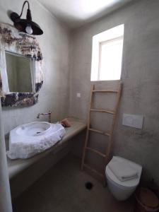 uma casa de banho com uma escada, um WC e um lavatório. em Traditional Suites in Chora Kythnos #1 em Kythnos