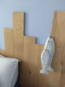 a vase hanging on the side of a bed at La grange aux dîmes in Walcourt