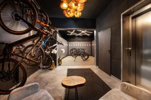 فندق Kohlmais في سالباخ هينترغليم: غرفة مع دراجات معلقة على الحائط