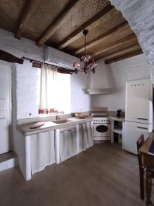 uma cozinha com um lavatório e um frigorífico em Traditional Suites in Chora Kythnos #1 em Kythnos