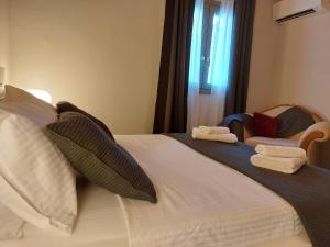 1 dormitorio con 1 cama con toallas en Canopus en Petrití