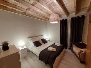 een slaapkamer met een groot bed met 2 lampen erop bij Canopus in Petrití