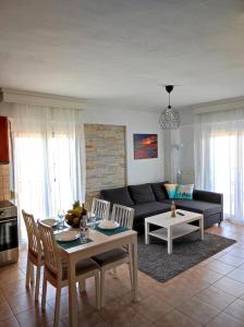 A seating area at Sea Breeze Apartment