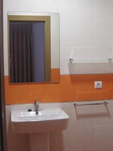 y baño con lavabo y espejo. en Albergue Inturjoven Almeria, en Almería
