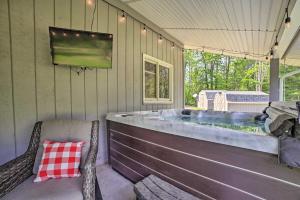 Afbeelding uit fotogalerij van Pet-Friendly Home with Hot Tub in Northern Michigan! in Johannesburg