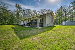 Afbeelding uit fotogalerij van Pet-Friendly Home with Hot Tub in Northern Michigan! in Johannesburg