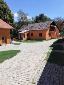 a brick driveway leading to a house at Kyprův mlýn in Knínice