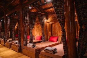 ein Zimmer mit vielen Betten in einem Haus in der Unterkunft Maison Teahouse homestay in Ha Giang + 271 Fotos