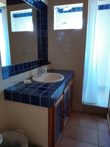 Bany a Charmante maison de plain pied avec 700m2 de jardin cloturé