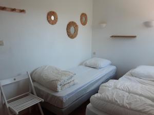 Llit o llits en una habitació de Charmante maison de plain pied avec 700m2 de jardin cloturé