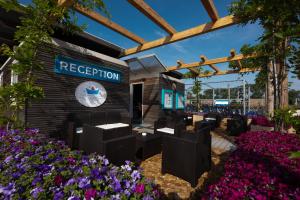 wykonanie recepcji z kwiatami w obiekcie Marina Azzurra Resort w Lignano Sabbiadoro +37 zdjęć