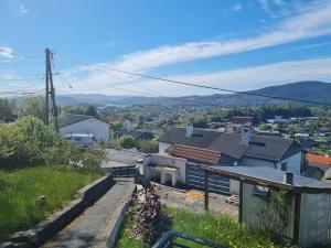 uma vista para uma cidade a partir de uma colina com casas em Beautiful Villa with amazing view in Bergen. em Bergen