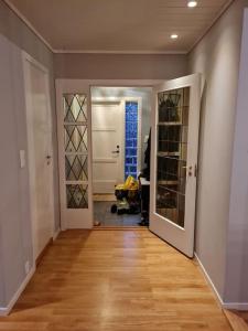 um corredor de uma casa com uma porta e um quarto com em Beautiful Villa with amazing view in Bergen. em Bergen