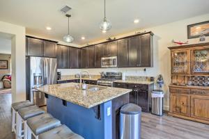 eine Küche mit Holzschränken und eine große Kücheninsel in der Unterkunft Air Racing Decor, Hot Tub Sparks Home! in Sparks